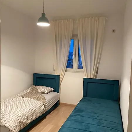 Lux With Free Parking Apartment